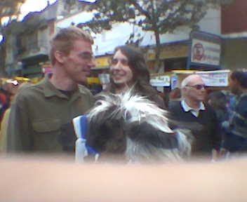 Robert, CC, a llama y un dedo
Robert, CC, a llama y un dedo